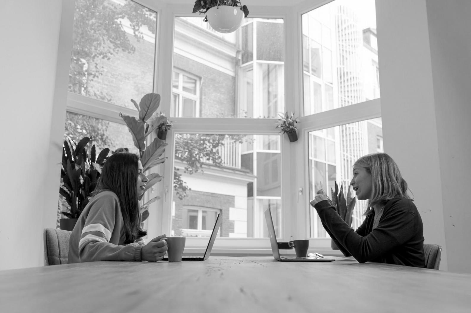 Arbeitsplatz mit Finanzanalyse-Software und Dokumenten